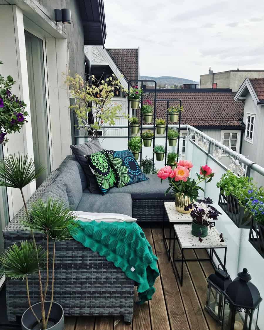Modern-Apartment-Balcony-Ideas-kristinekval