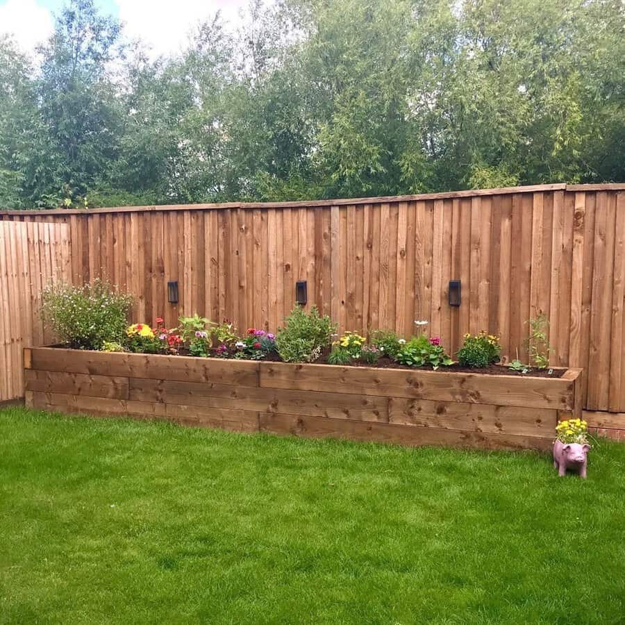 Flowerbed Along The Fence Flower Bed Ideas Buildbaseuk